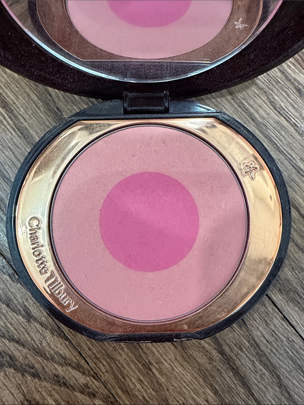 Charlotte Tilbury Cheek To Chic Swish & Pop Blusher Love is The Drug